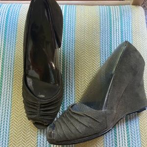 Apostrophe wedge heels,  green, size 7